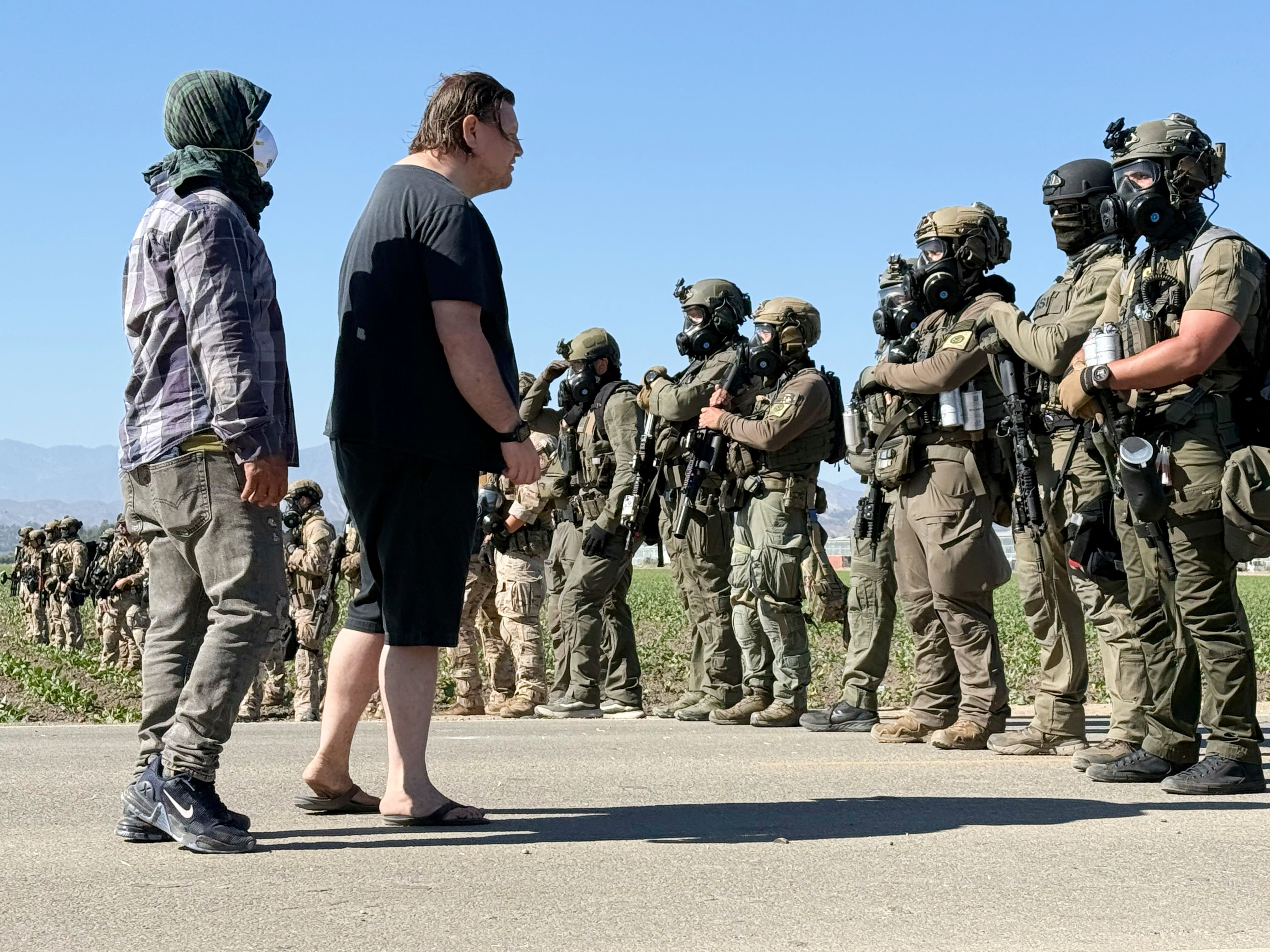 Manifestantes y agentes federales se enfrentan durante redada en una granja del sur de California