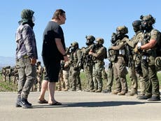 Manifestantes y agentes federales se enfrentan durante redada en una granja del sur de California