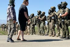 Manifestantes y agentes federales se enfrentan durante redada en una granja del sur de California