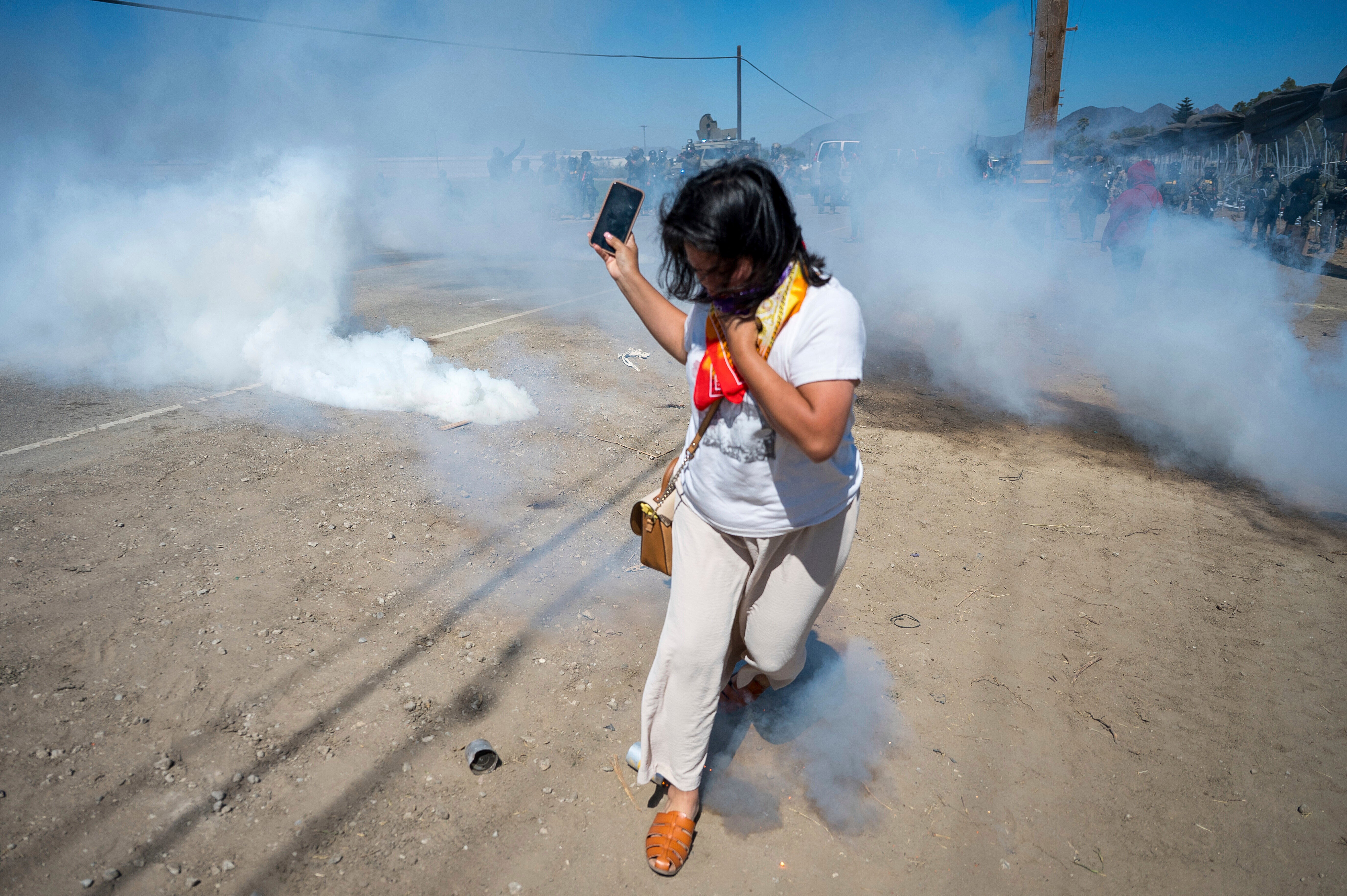AP Fotos: Manifestantes se enfrentan con agentes federales en granja de California