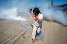 AP Fotos: Manifestantes se enfrentan con agentes federales en granja de California