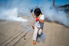 AP Fotos: Manifestantes se enfrentan con agentes federales en granja de California