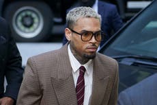 Chris Brown se declara no culpable de agresión en Londres