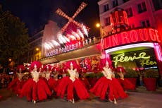Las aspas del Moulin Rouge son restauradas y giran de nuevo