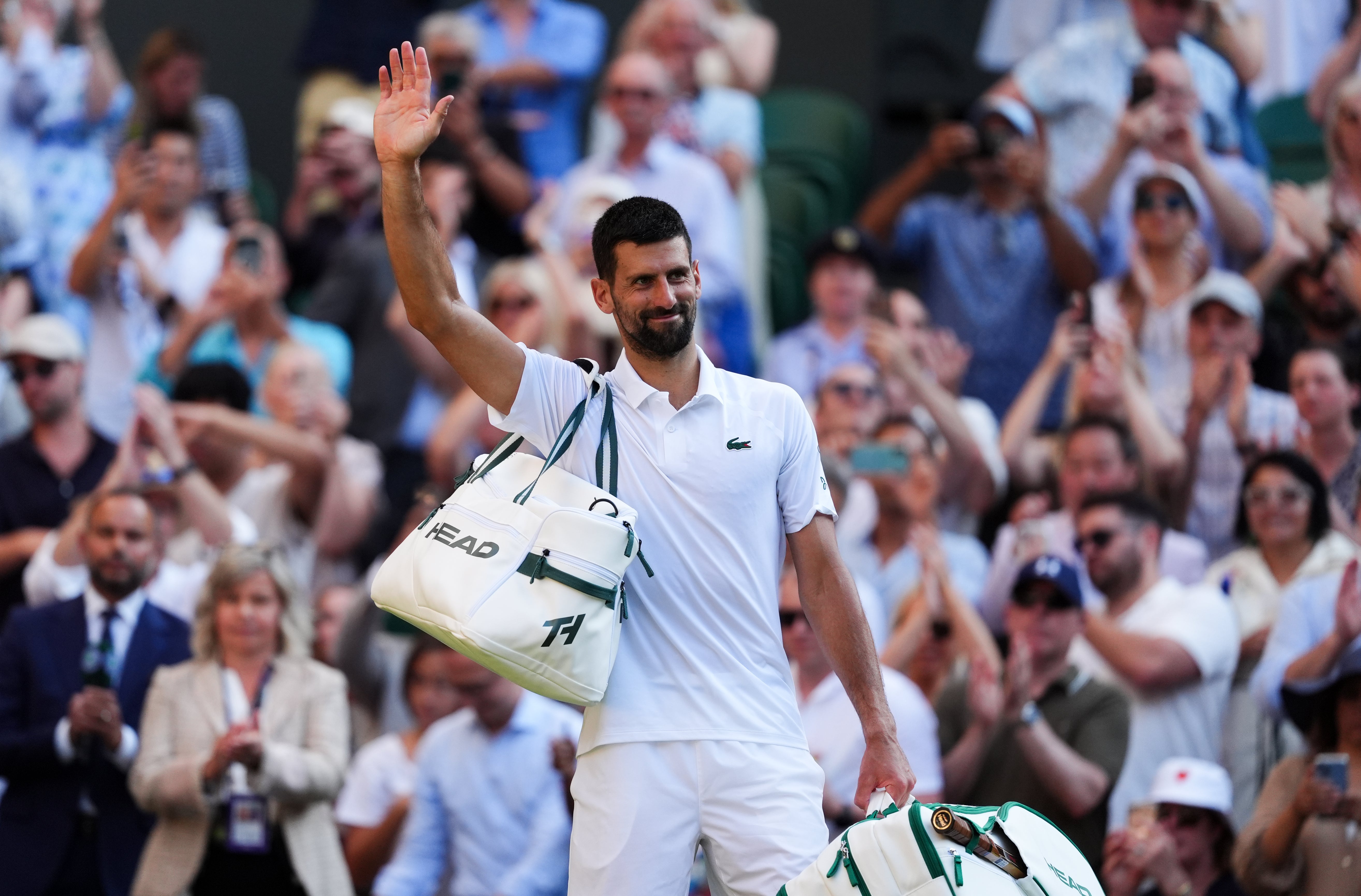 Novak Djokovic se despide de la Cancha Central de Wimbledon tras su eliminación en semifinales