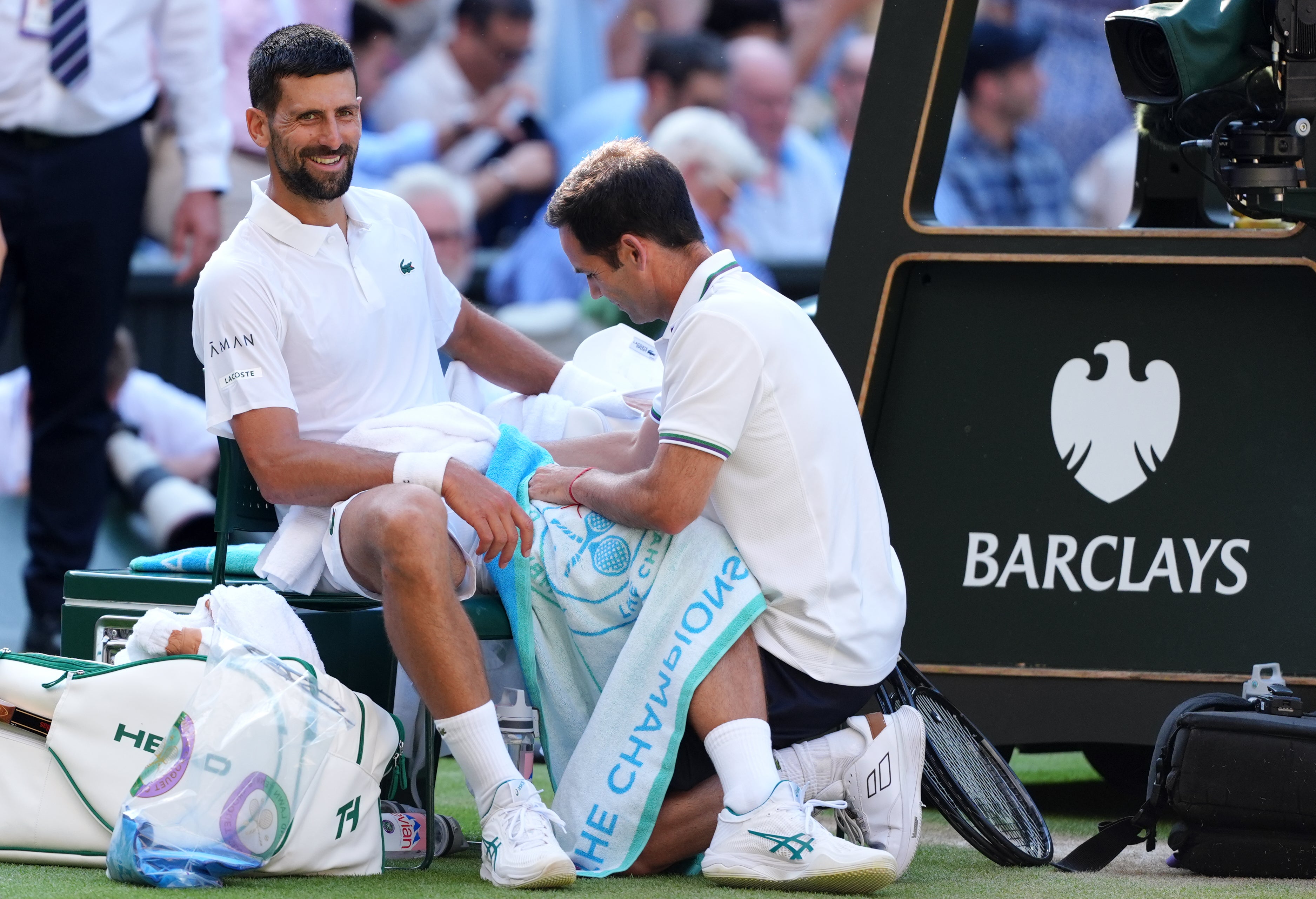 Djokovic recibió tratamiento en el muslo el viernes (John Walton/PA)