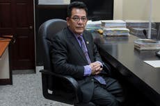 Fiscalía guatemalteca pide cerrar caso contra reconocido juez al que criminalizó y se exilió