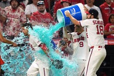 Angelinos superan 6-5 a Diamondbacks con sencillo de d'Arnaud en la novena