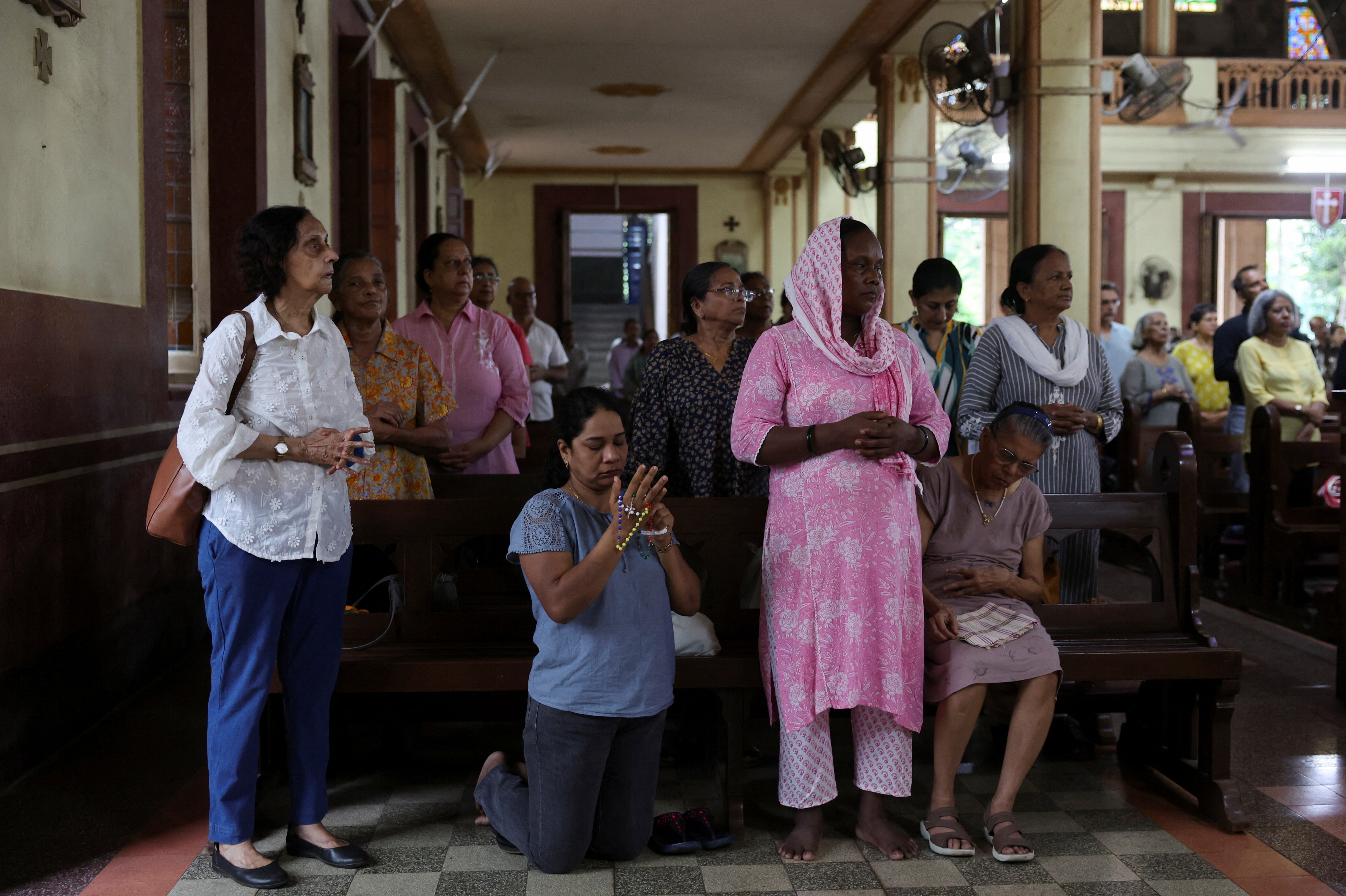 Asistentes al funeral en honor a los tripulantes fallecidos
