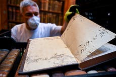 La biblioteca más antigua de Hungría trata de salvar 100.000 libros de una plaga de gorgojos