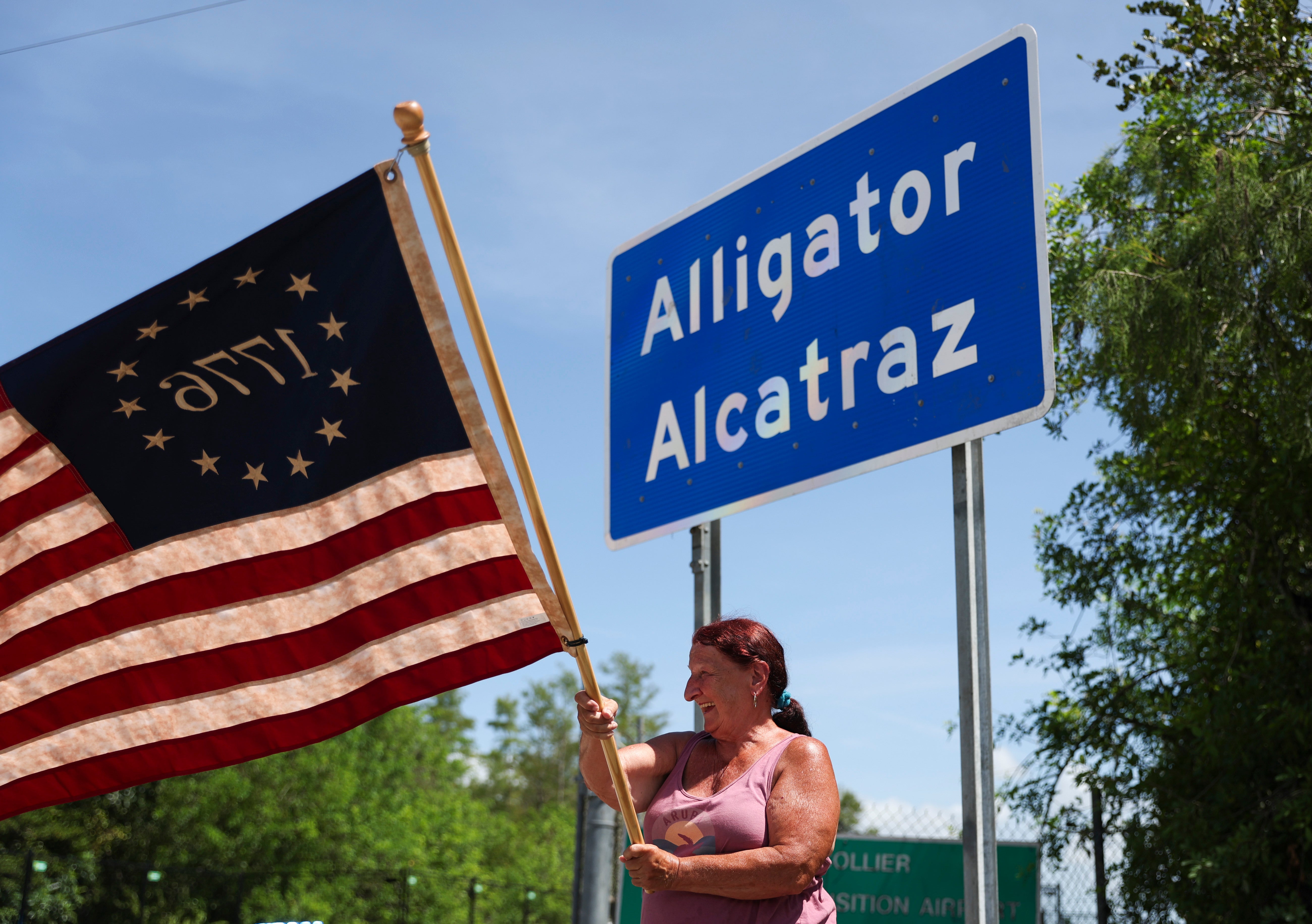 El aeropuerto abandonado fue convertido rápidamente en un centro de detención, como parte de la estrategia del gobierno de Trump para acelerar las deportaciones masivas