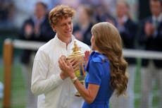 La princesa de Gales entrega el trofeo a Jannik Sinner tras la final de Wimbledon