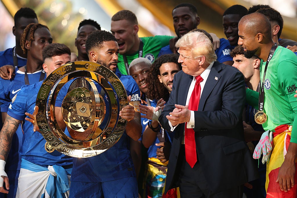 <p>Donald Trump (derecha) entrega el trofeo de la Copa Mundial de Clubes a Reece James</p>