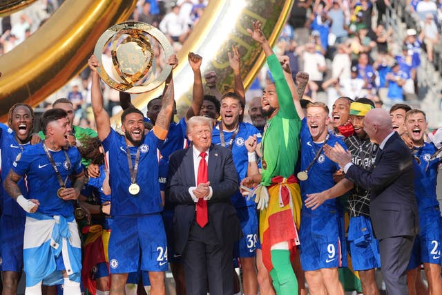 <p>El presidente Donald Trump se queda en el escenario mientras el Chelsea celebra su victoria en el Mundial de Clubes</p>