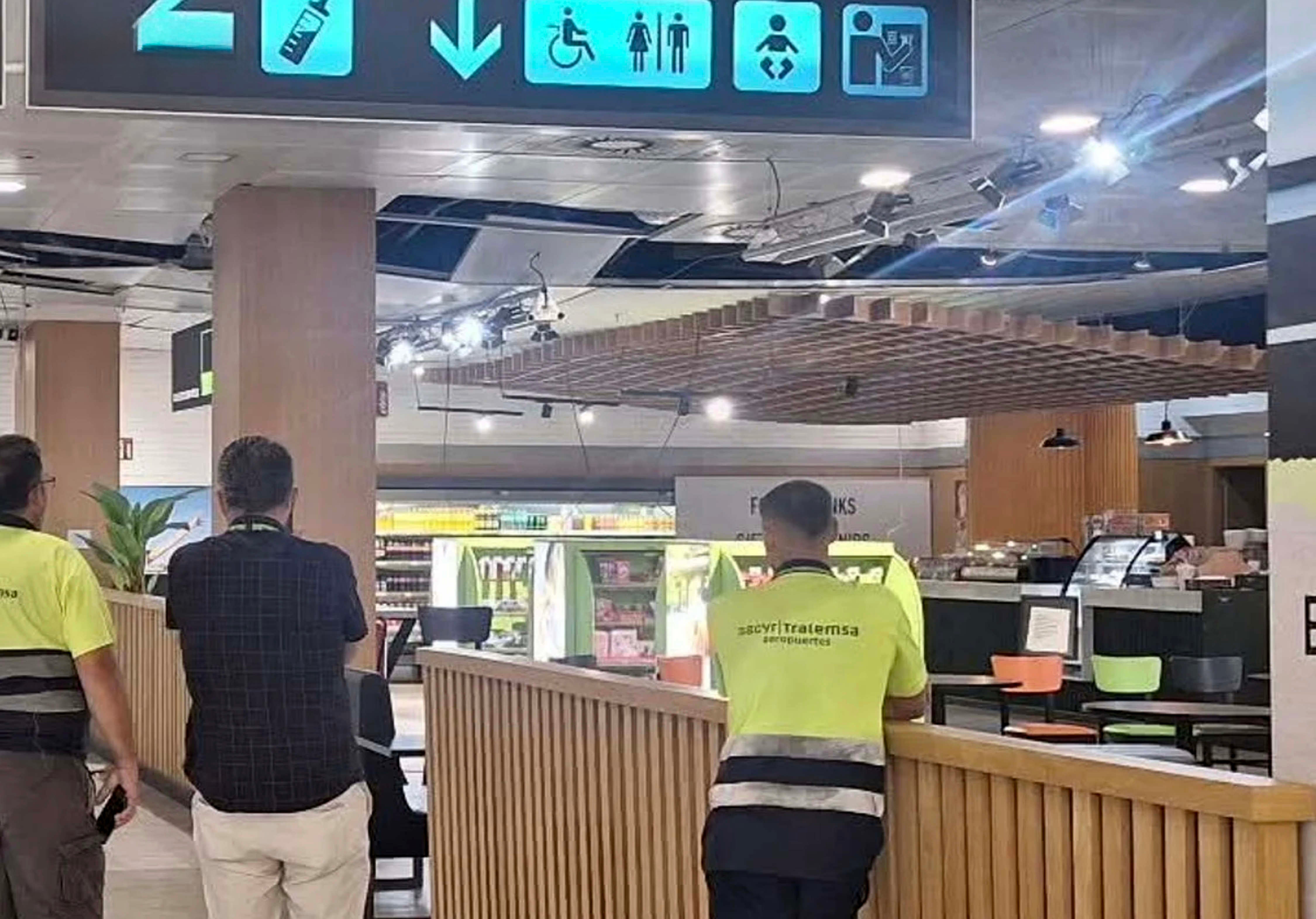 La cubierta del aeropuerto de Almería dañada por el terremoto