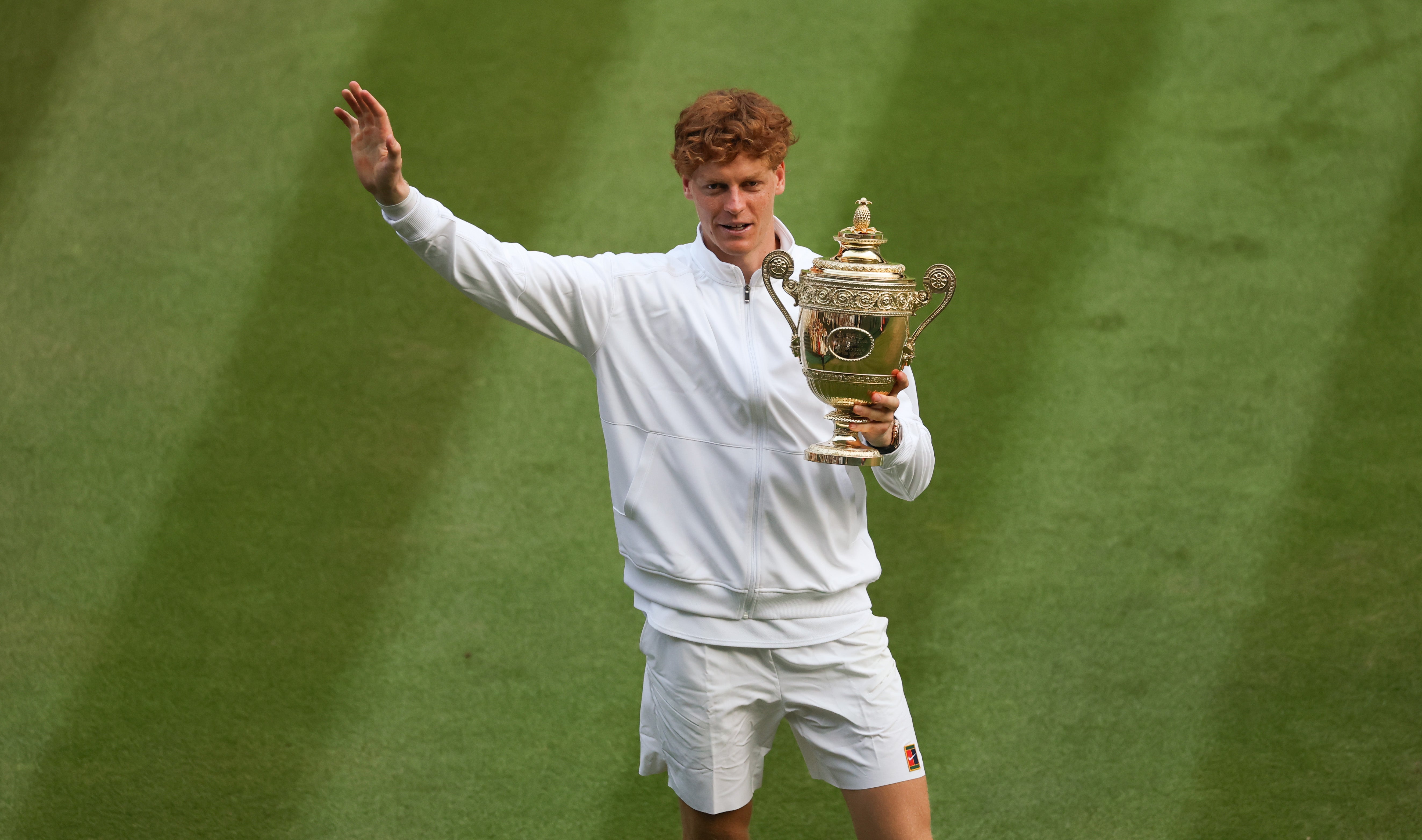 Sinner celebró el domingo su primer título en Wimbledon, aunque a comienzos de año cumplió una sanción de tres meses