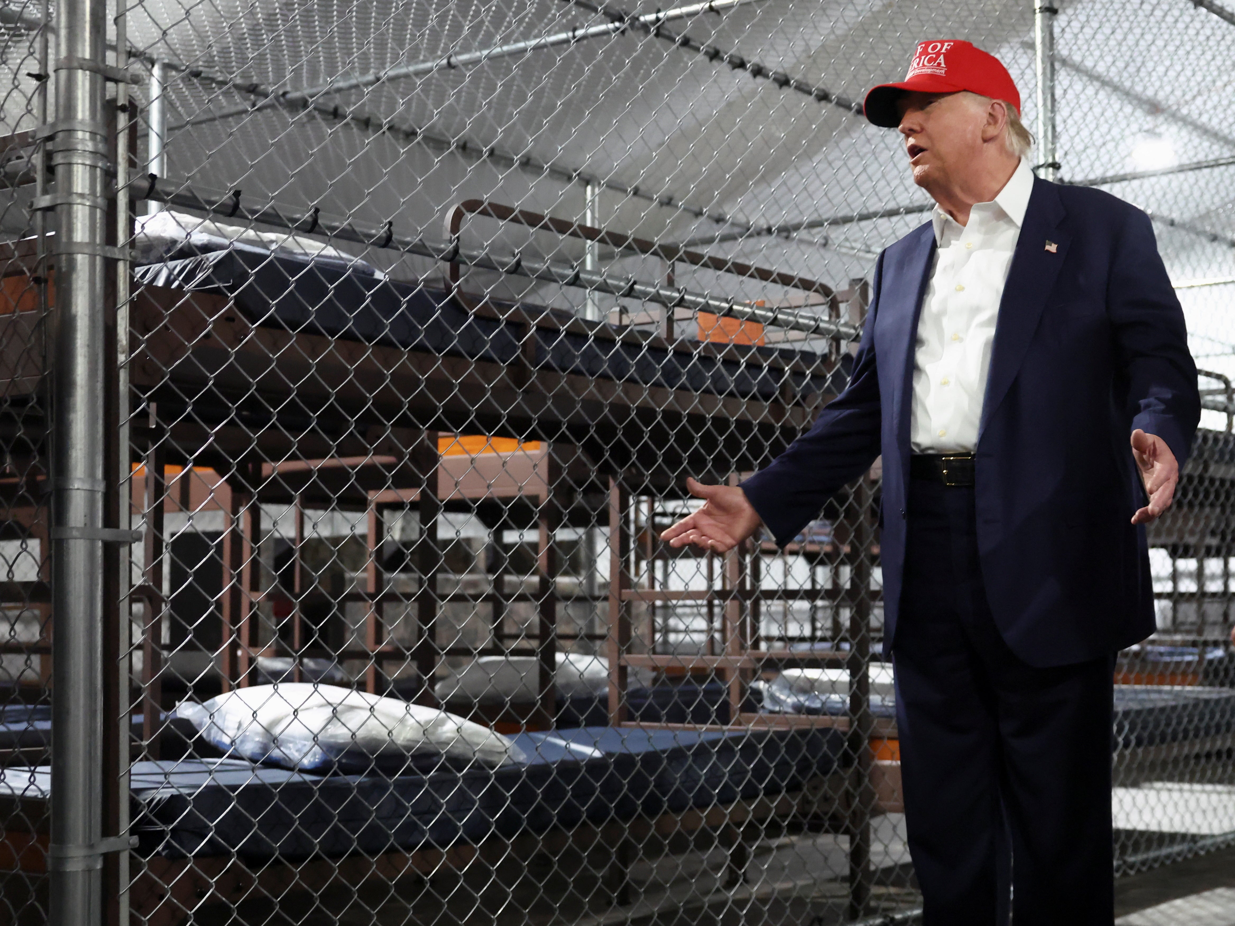 Aunque Trump describió el centro como destinado a los “más crueles”, solo un tercio de los más de 700 detenidos tiene condenas previas