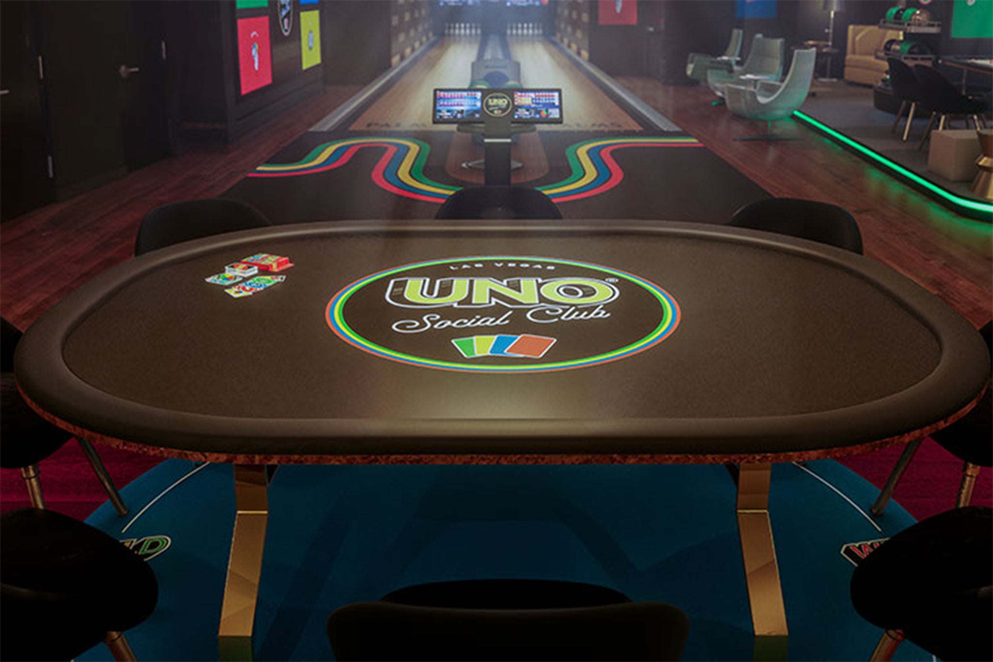 Una mesa de cartas UNO en el nuevo club social de Mattel en el Palms Casino Resort de Las Vegas, EE. UU.