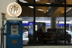 Nuevo revés para Argentina: jueza rechaza pedido para frenar entrega de acciones de petrolera YPF