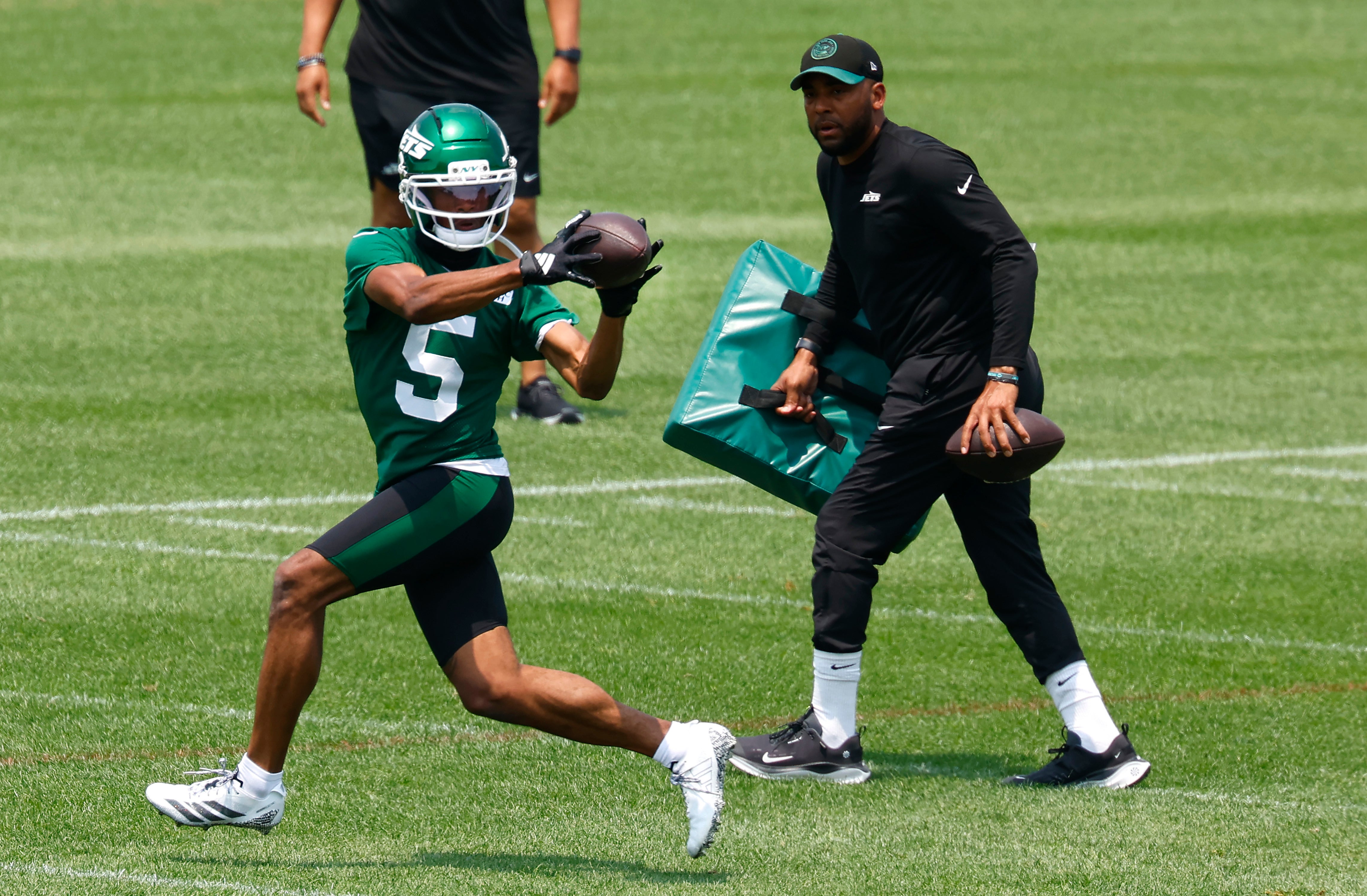 Jets y Garrett Wilson acuerdan extensión de contrato de cuatro años y 130 millones, según fuente AP