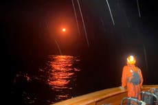 Rescatistas buscan a 11 desaparecidos tras el naufragio de una lancha en el oeste de Indonesia