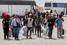 Abrumadora la cantidad de afganos que regresan de Irán, dice funcionaria de la ONU