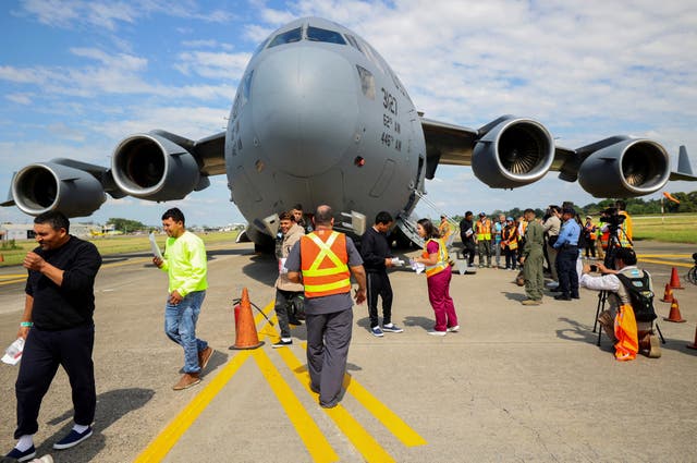 <p>El Servicio de Inmigración y Control de Aduanas de EE. UU. (ICE) está agilizando la expulsión de inmigrantes en EE. UU. a los llamados “terceros países” que no son los suyos tras solo seis horas de haber sido notificados, lo que los críticos temen que no sea tiempo suficiente para presentar un recurso</p>