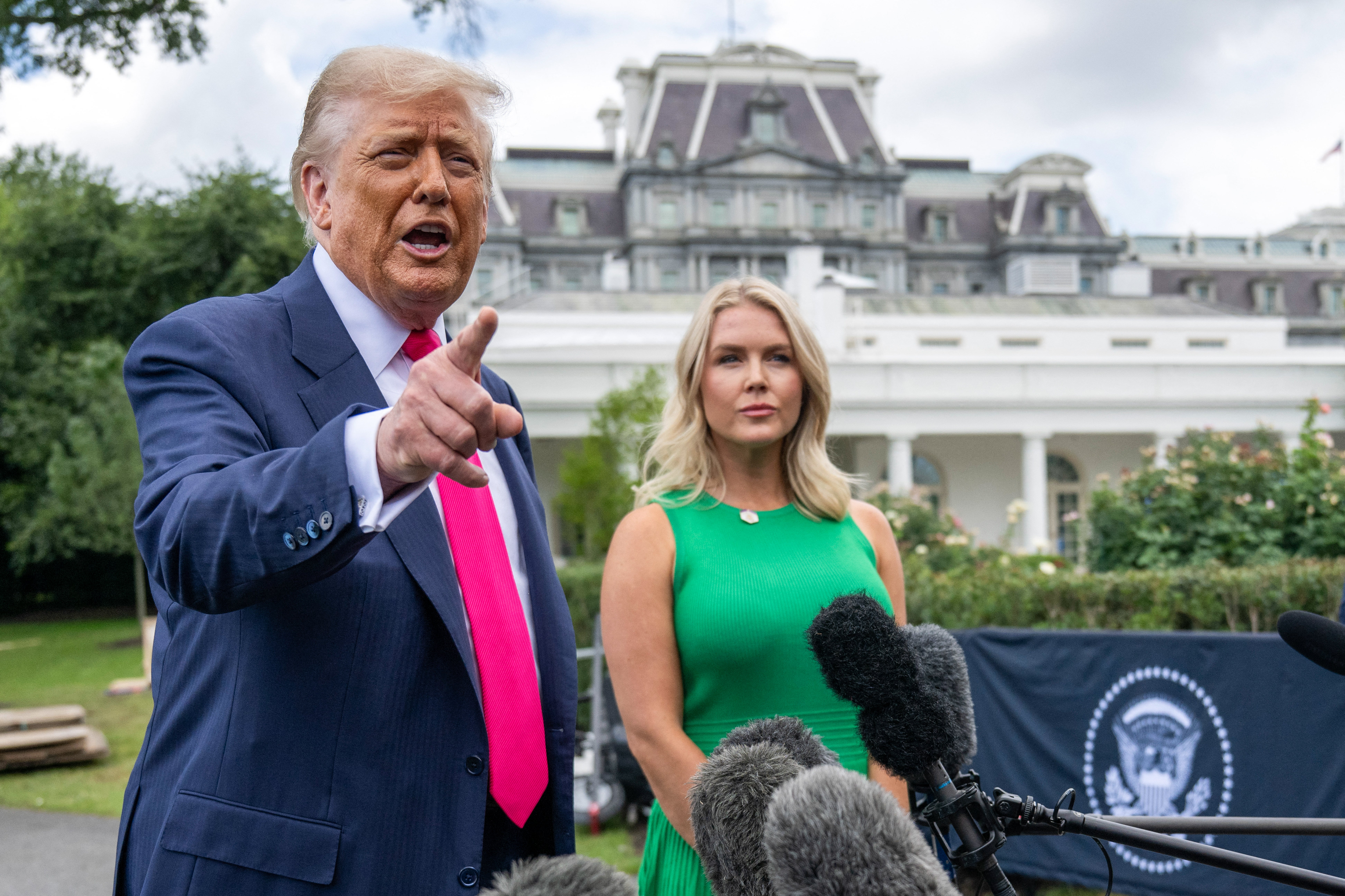 Donald Trump, en la imagen junto a la secretaria de Prensa de la Casa Blanca, Karoline Leavitt, ha intentado en varias ocasiones enterrar la historia de Jeffrey Epstein, pero esta ha seguido pisando los talones