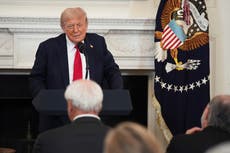 Juez dice que administración de Trump no puede usar veto migratorio para excluir a 80 refugiados