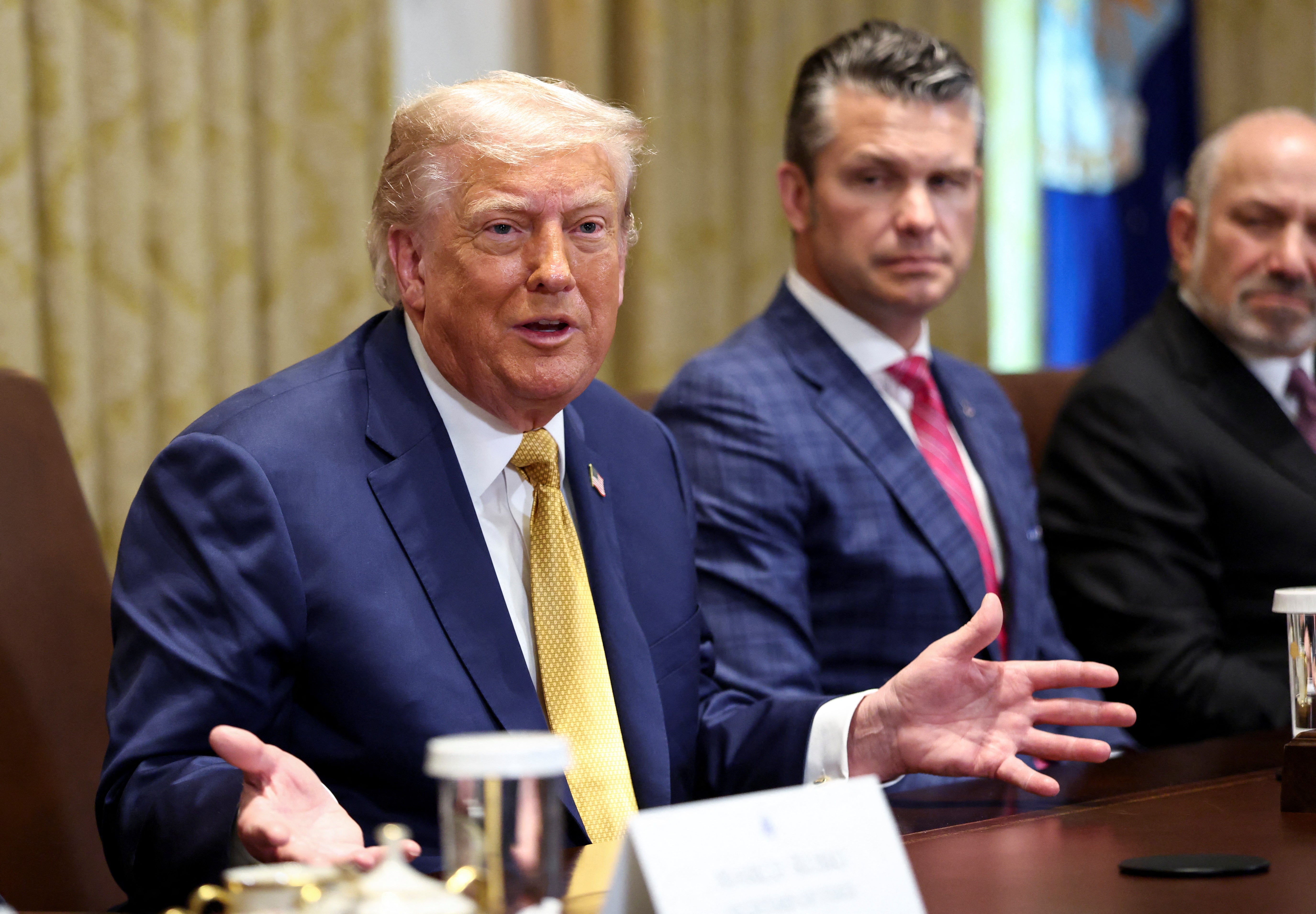 Donald Trump y el secretario de Defensa, Pete Hegseth, durante una reunión de gabinete en la Casa Blanca Según un informe, el presidente aprobó un plan para que el ejército actúe contra los cárteles de la droga