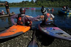 Adolescentes indígenas navegan en río de EEUU para celebrar retiro de represas y regreso del salmón