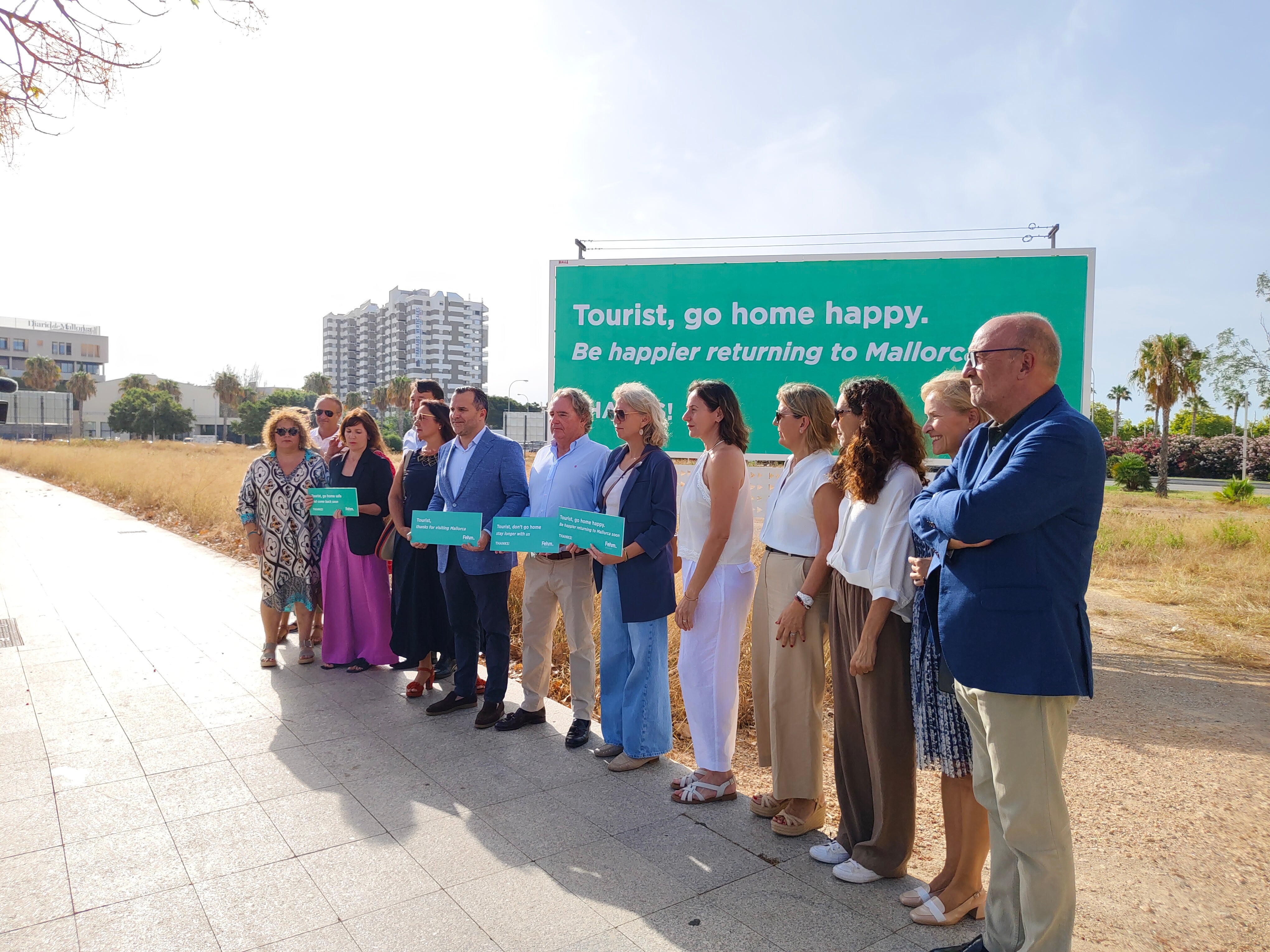 La agrupación animará a otros profesionales del sector a usar los carteles para mostrar a los turistas que son bien recibidos