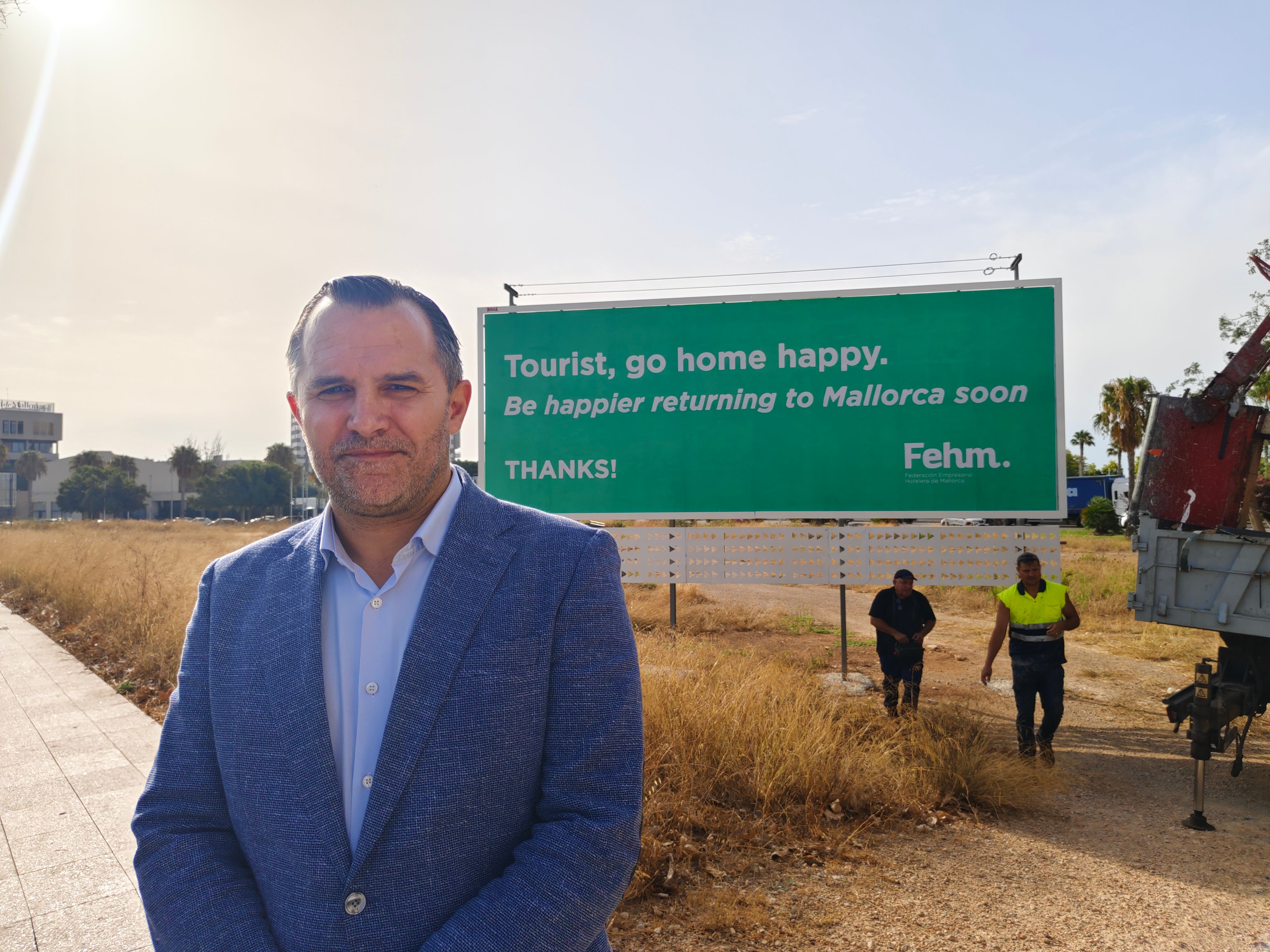 <p>Javier Vich, presidente de la Federación Empresarial Hotelera de Mallorca, junto a un nuevo cartel de bienvenida a Mallorca</p>