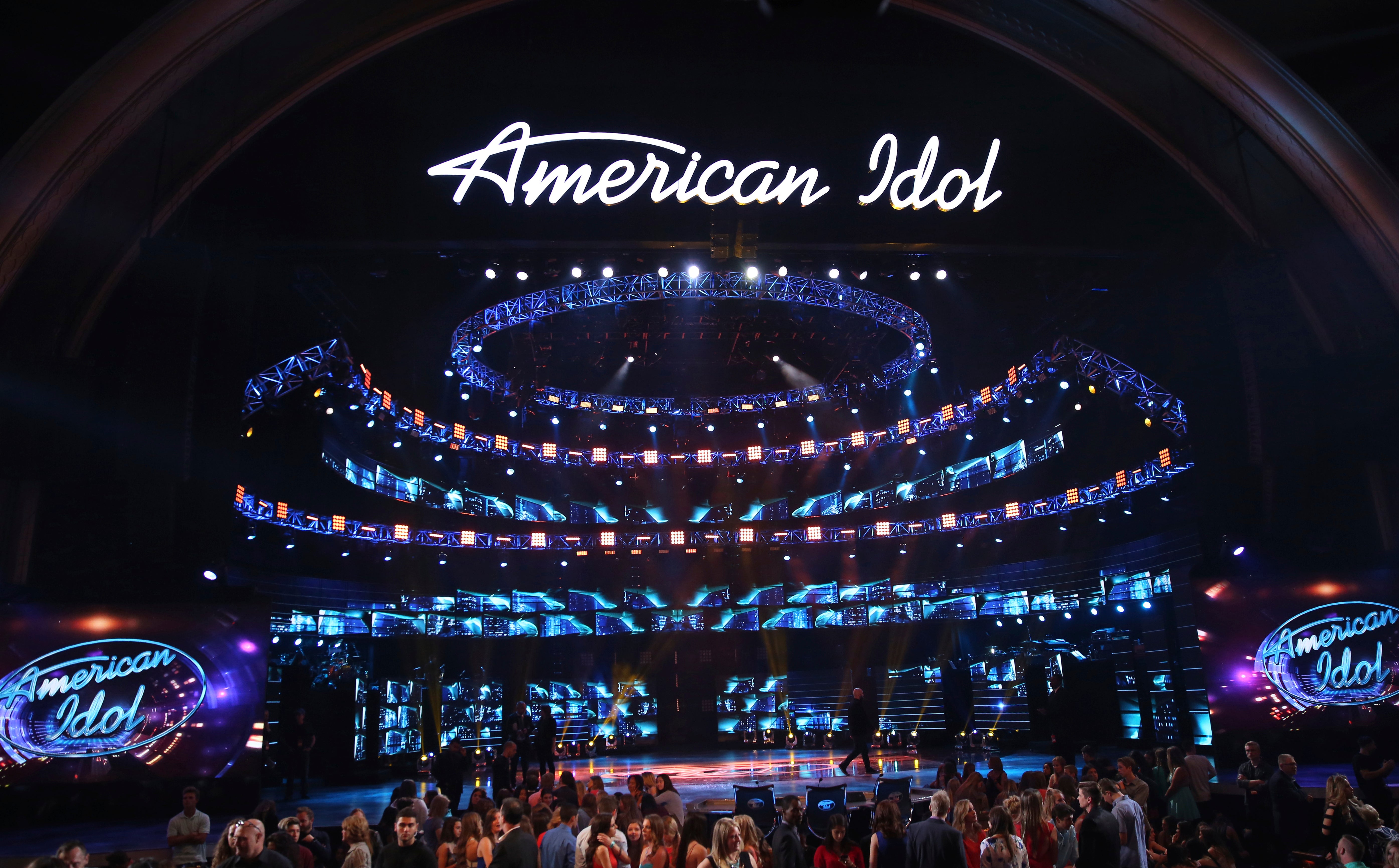 Un portavoz de American Idol expresó a Deadline que todos en el programa estaban “consternados por la noticia del fallecimiento de Robin y su querido esposo, Tom”