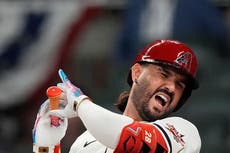 Eugenio Suárez de Diamondbacks es golpeado por un lanzamiento en el Juego de Estrellas