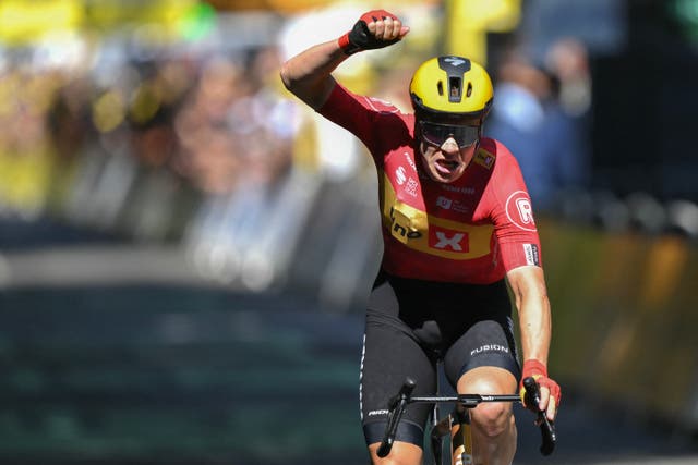 <p>Jonas Abrahamsen superó a Mathieu van der Poel y consiguió su primera victoria de etapa en el Tour de Francia  </p>
