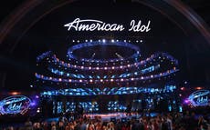 Supervisor musical de 'American Idol' y su esposo encontrados muertos en su casa de Los Ángeles