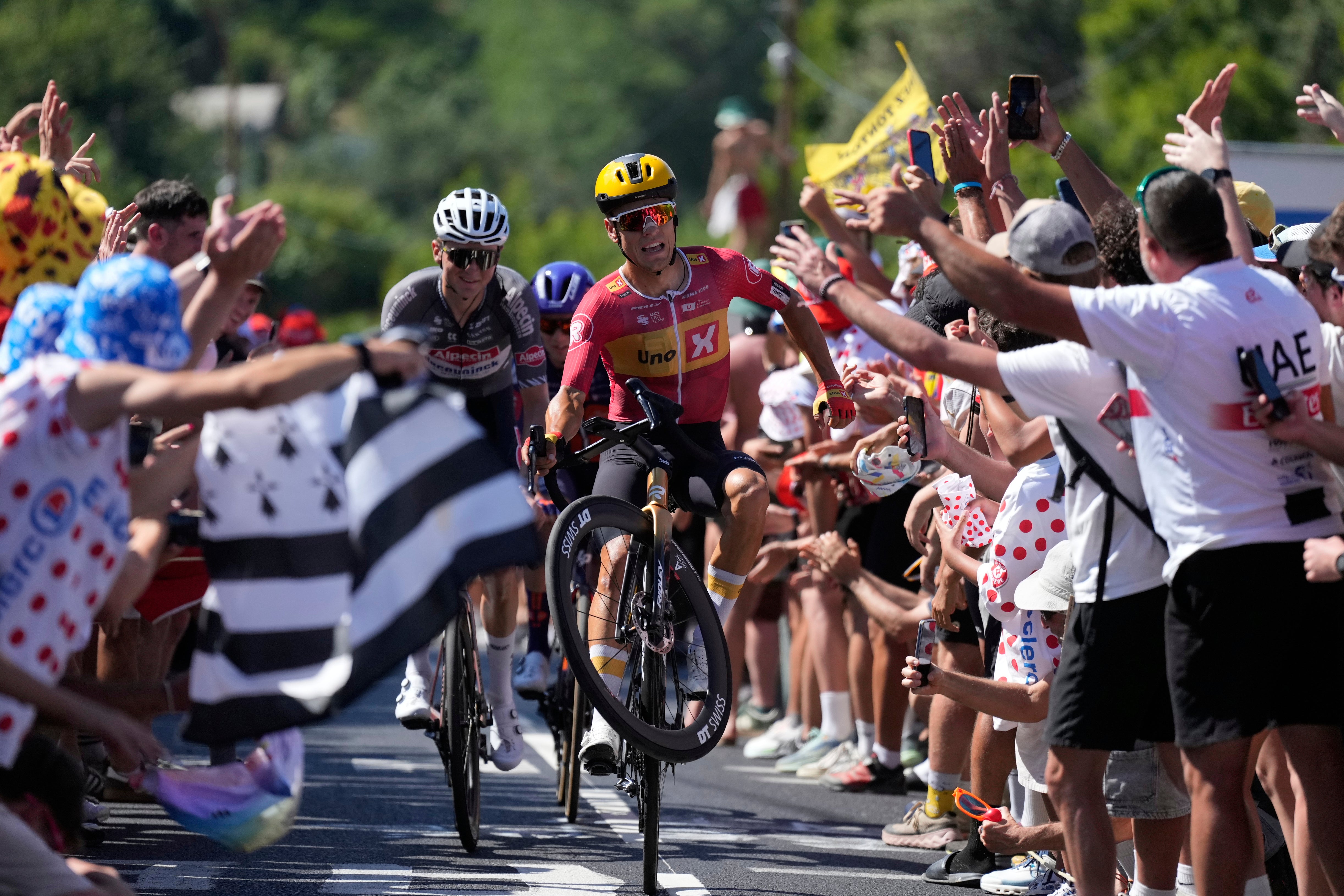 Pogacar sufre caída y Abrahamsen gana etapa en el Tour de Francia