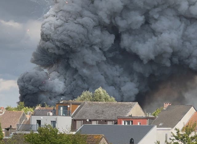<p>Explosión de fuegos artificiales y humo en el escenario principal del festival Tomorrowland en Boom, Bélgica</p>