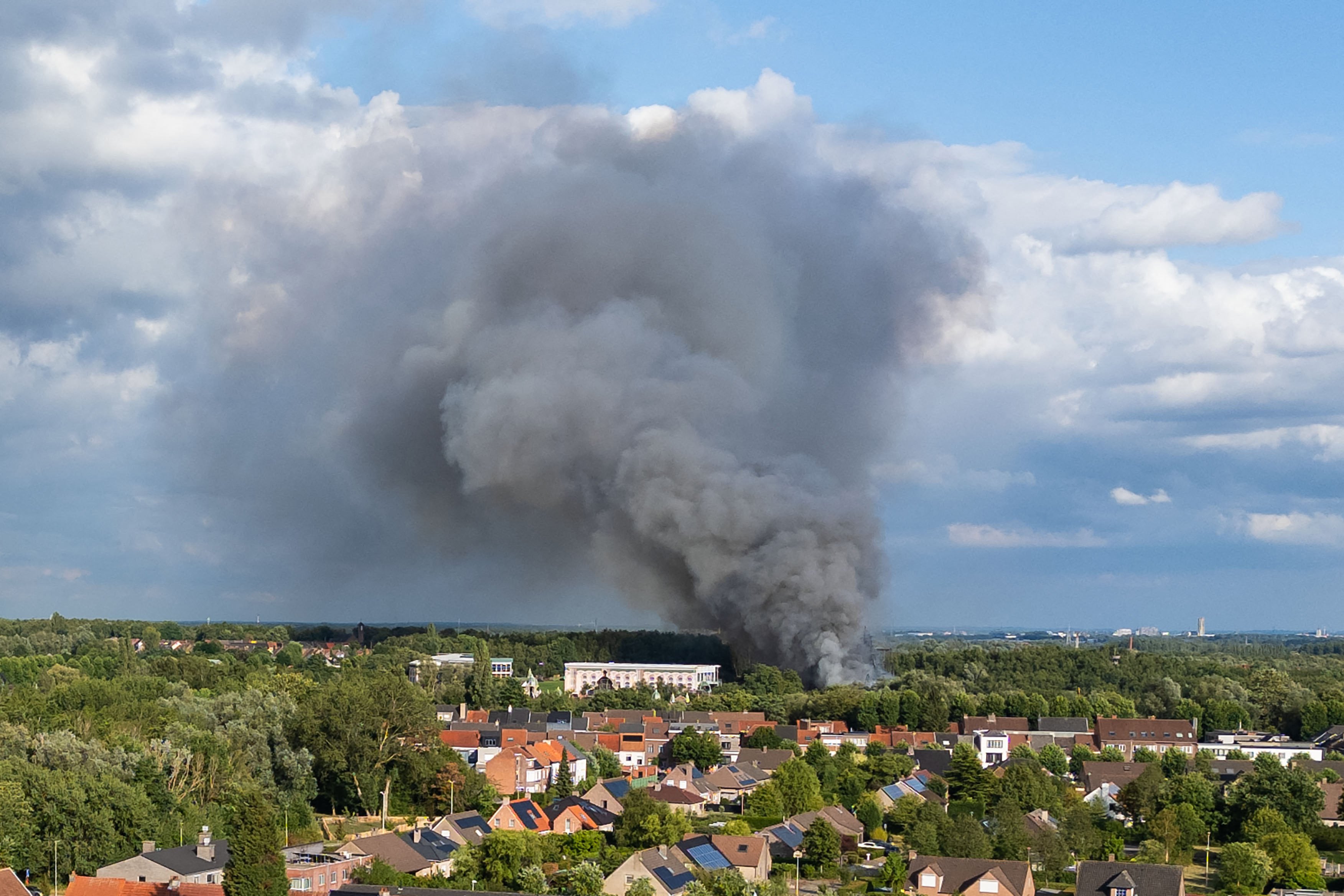 El humo provocado por un incendio se esparce por el recinto del festival de música electrónica Tomorrowland en Boom, al norte de Bélgica