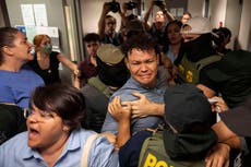 Demanda entablada en EEUU busca evitar que agentes del ICE hagan arrestos en cortes de inmigración