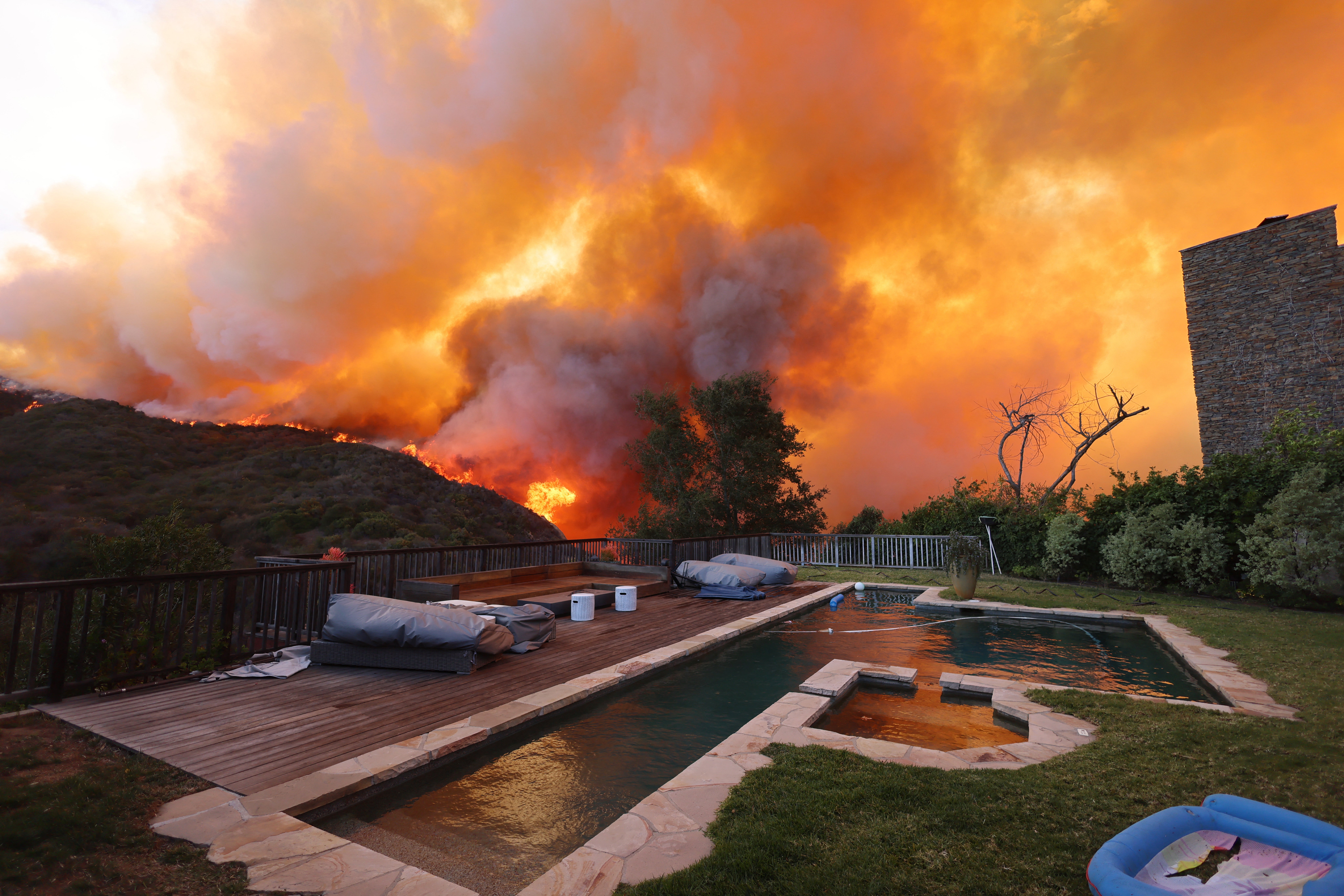 Un incendio de matorrales arde cerca de unas viviendas en Pacific Palisades, California, el 7 de enero