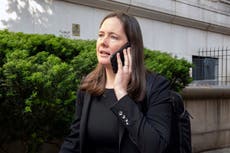 El Departamento de Justicia despide a fiscal del caso Epstein que es hija de exdirector del FBI