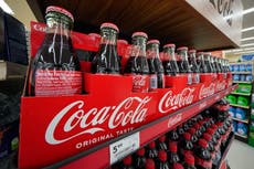 Trump dice que Coca-Cola usará azúcar real en su bebida principal en EEUU; la empresa no lo confirma