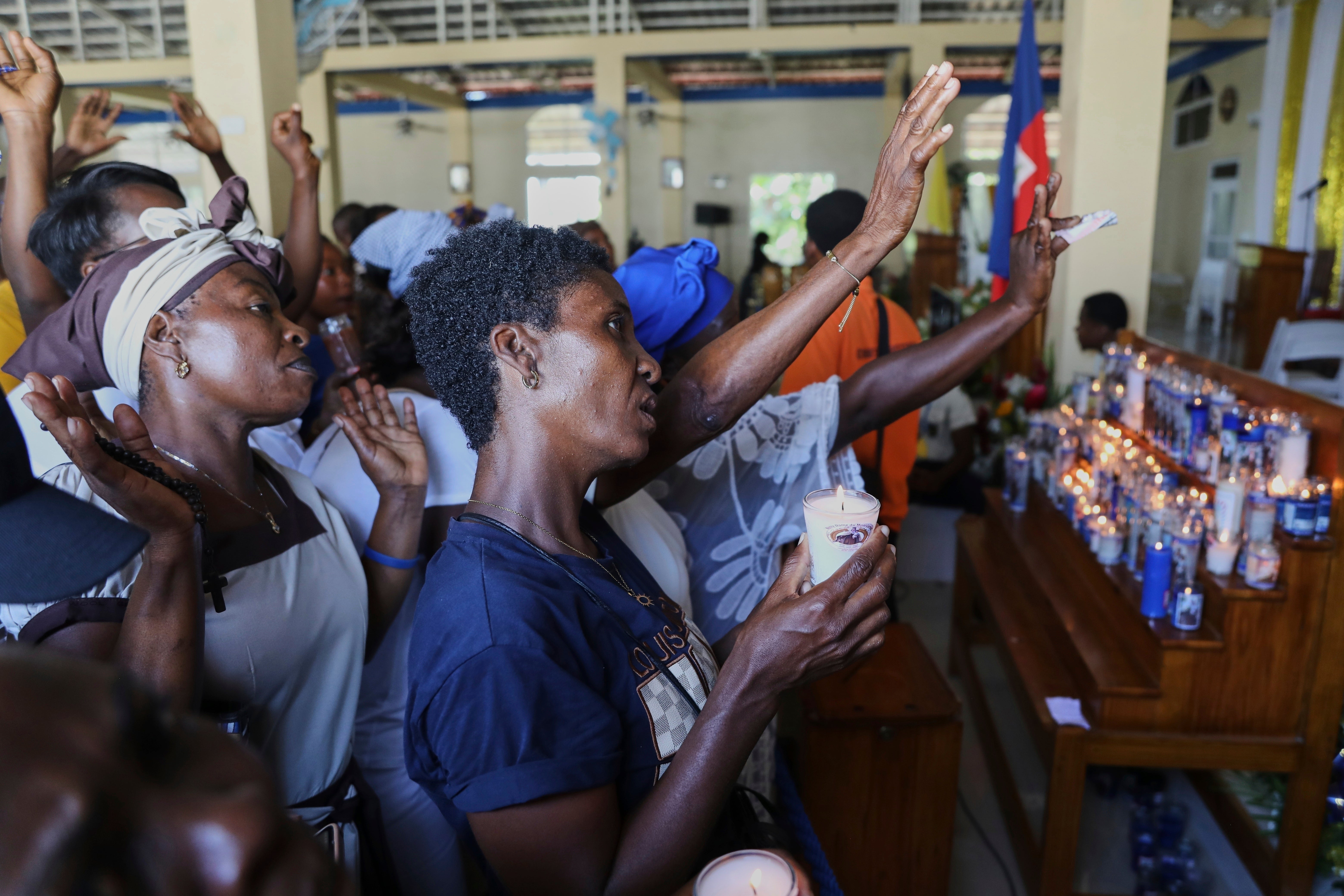 Miles de haitianos celebran peregrinación anual lejos de una cascada sagrada rodeada de pandillas