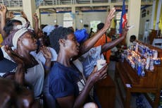 Miles de haitianos celebran peregrinación anual lejos de una cascada sagrada rodeada de pandillas