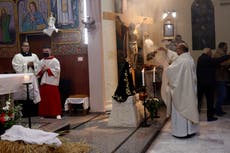 Un párroco y otras personas resultan heridos en bombardeo a la única iglesia católica de Gaza