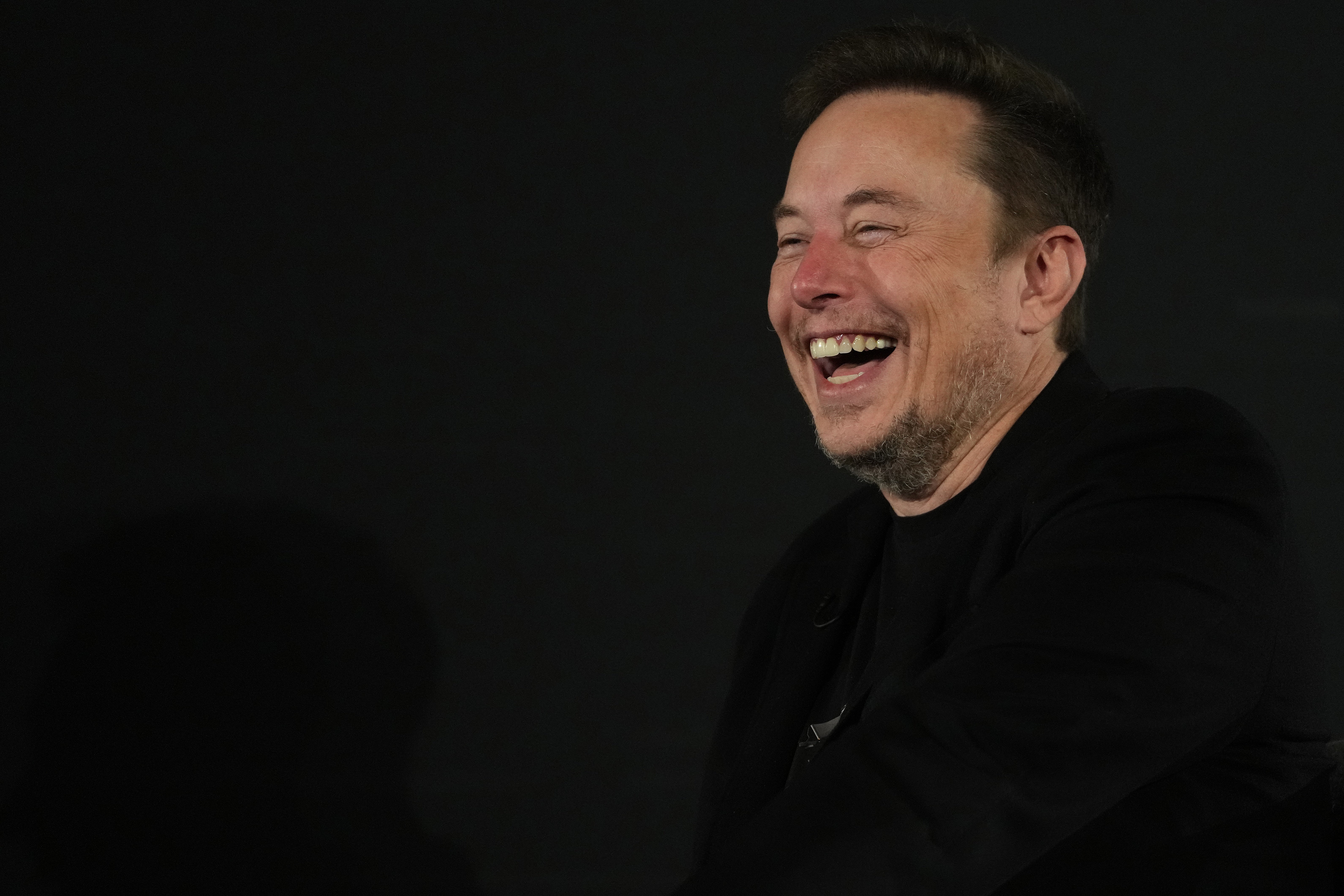 En un nuevo libro, se afirma que, a la vista del público, “parecía como si Musk estuviera siendo radicalizado por la derecha paranoica de Internet, y siendo bautizado en sus filas”