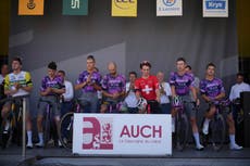 La 12ma etapa del Tour de Francia inicia con un homenaje a ciclista fallecido en Italia