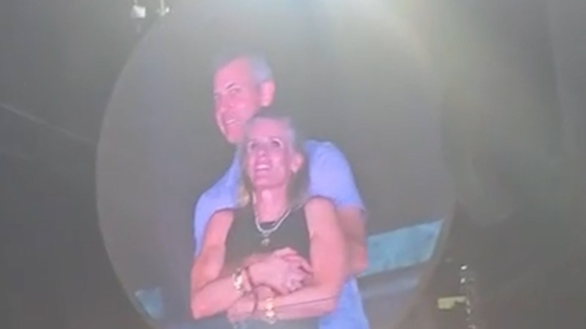 En un video que se volvió viral, Andy Byron, CEO de Astronomer, y Kristin Cabot, directora de personal de su empresa, aparecen abrazados en un concierto de Coldplay en Boston.